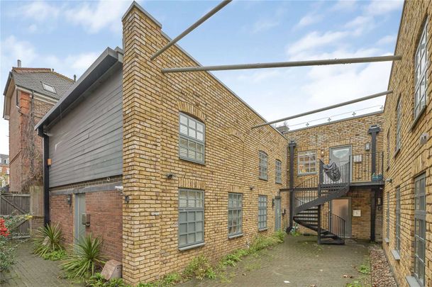 A lovely one bedroom flat in a unique development in Wimbledon. - Photo 1