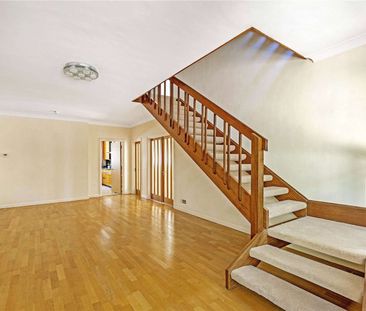 A spacious six bedroom house located in a gated development with a large private garden and garage. - Photo 1