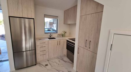 Modern Townhouse – Perfect for Singles or Couples - Photo 5