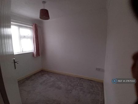 4 bedroom end of terrace house to rent - Photo 3