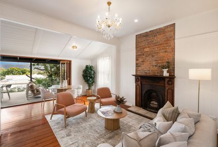 Stunning Renovated Queenslander - Photo 3