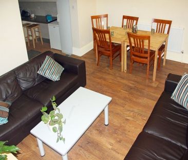 5 Bed House Near the University with Close Transport Links - Photo 2