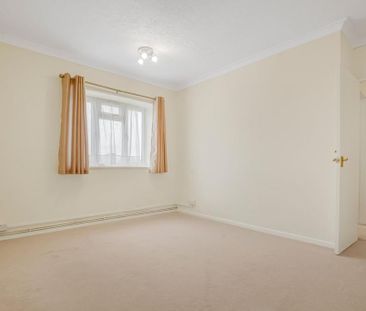 3 bedroom flat to rent - Photo 4