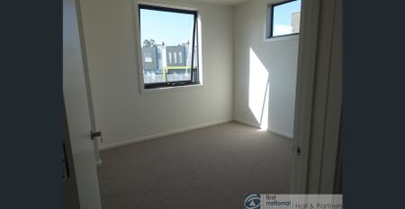 STYLISH THREE BEDROOM TOWNHOUSE - Photo 4