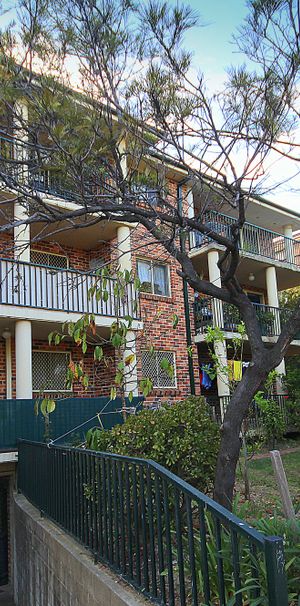 Spacious Top-Floor Two-Bedroom Unit in a Convenient Location - Photo 2