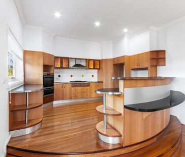 Modern, Spacious & Privately Set Lakeside Home - Photo 6