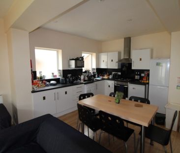 1 bed Room in Shared House - To Let - Photo 2