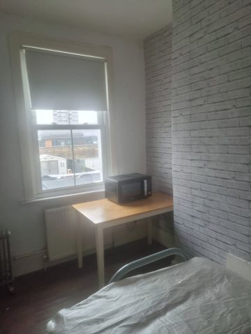 Room in a Shared House, Stock Street, E13 - Photo 3
