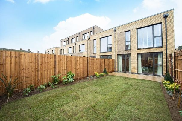 4 bedroom end of terrace house to rent - Photo 1