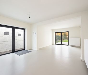 GELIJKVLOERS APPARTEMENT MET TUIN - Photo 1