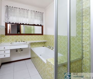 A CLASSICAL FAMILY HOME - Photo 3