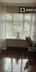 Modern room for rent in 5-bedroom house, Woodstown Village - Photo 3