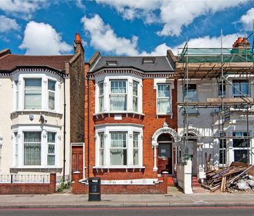 This three bedroom flat on Tooting Bec Road would be ideal for professional sharers. - Photo 1