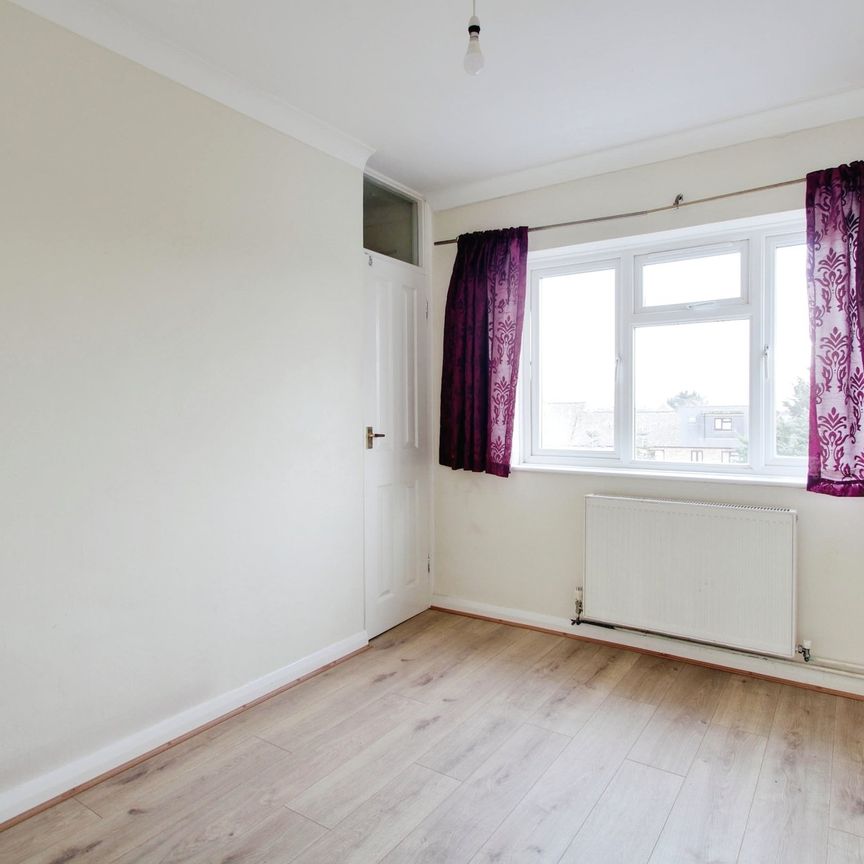 2 bed flat to rent in Meadfield Road, Slough, SL3 - Photo 1