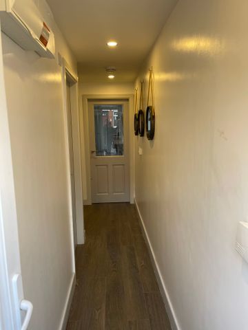 St. Margaret Road Room 3 - Photo 4