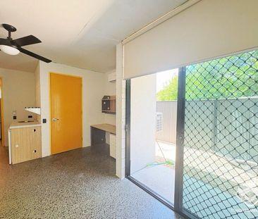 Furnished Oversize Double-Bed Studio Including Bills - Photo 3