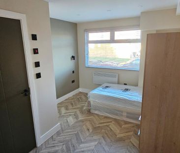 Byron Avenue, Borehamwood WD6, London - Photo 2