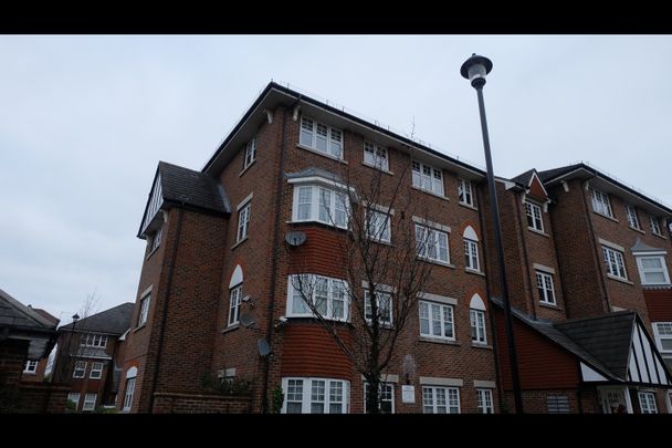 2 Bed Flat, Fawcett Close, SW16 - Photo 1