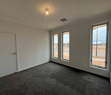 Stunning Brand New Family Home - Photo 5