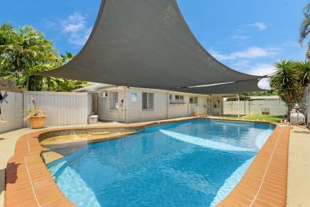 Relaxed Living with Pool and Outdoor Entertaining - Photo 4