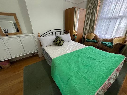 4 bedroom end of terrace house to rent - Photo 1