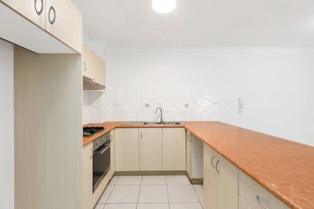 “Central Location | Huge Balcony” - Photo 4