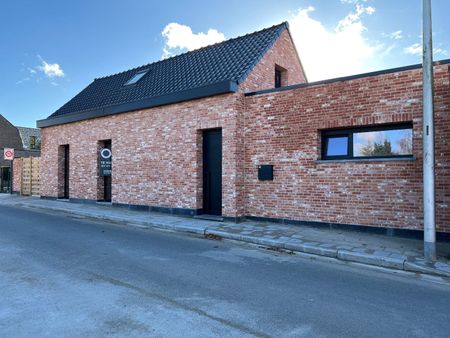 Volledig gerenoveerde met 3 slaapkamers en koer in het rustige Vlamertinge - Photo 2