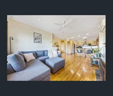 A versatile and well-appointed home offering comfort, space, and li... - Photo 4