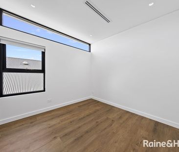 A Contemporary Masterpiece of Comfort and Style - Photo 1