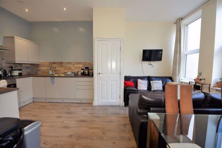 2 bedroom Flat in Aire Street, Leeds - Photo 4