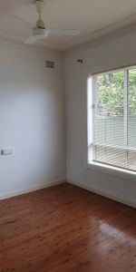 4 BED HOUSE - Photo 3