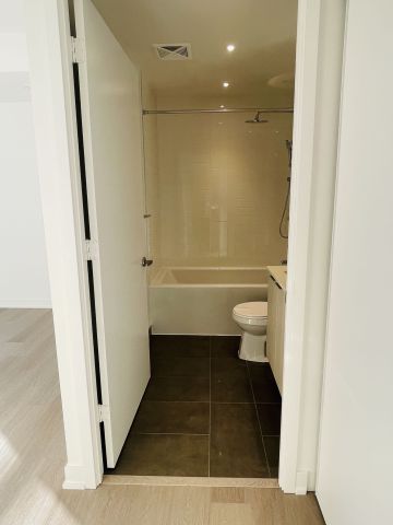 For Lease - 448 Burnhamthorpe Road Unit# 911, Mississauga, Ontario - Photo 4