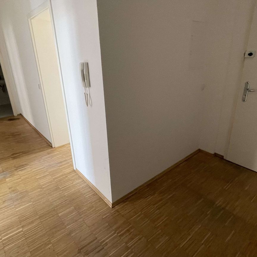 1. OG/ großes Wohnzimmer + Balkon / Stellplatz mögl. ! - Photo 1