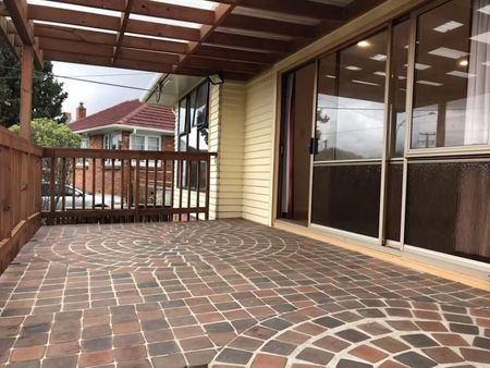 Charming 4BR Family Home in Te Atatu - Photo 4