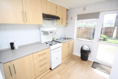Franklin Court, Guildford, Surrey, GU2 8ED - Photo 2