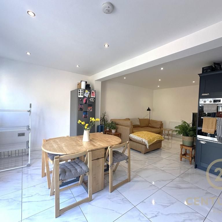 4 bedroom terraced house to rent - Photo 1