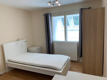 1 bedroom in a house share to rent - Photo 2