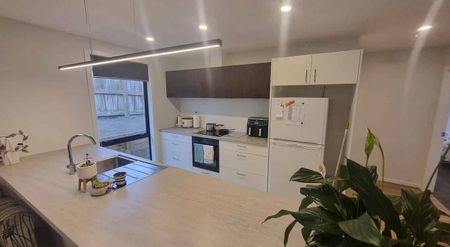 Modern 3 Bedroom, 2 Bathroom Townhouse - Photo 4