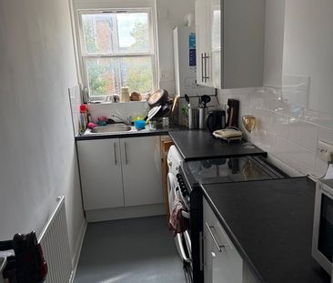 Room in a Shared Flat, Earls Court Road, W8 - Photo 3