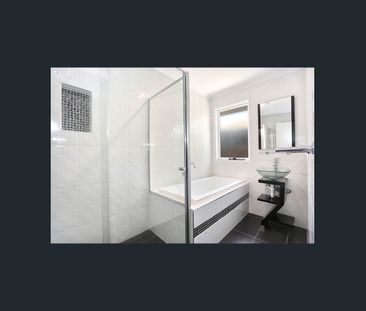 Stylish Family Living in Quiet Court Location - Photo 5