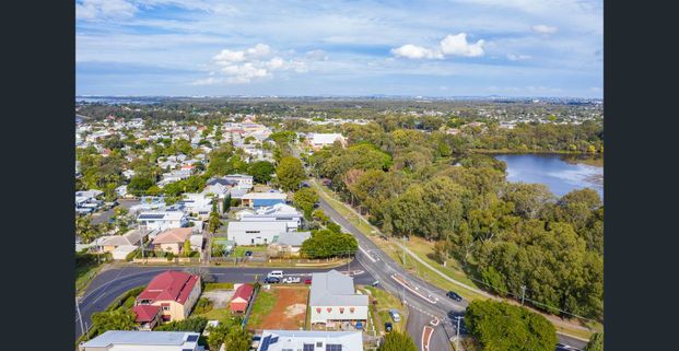 Stunning traditional Queenslander, walk to beach - Photo 1