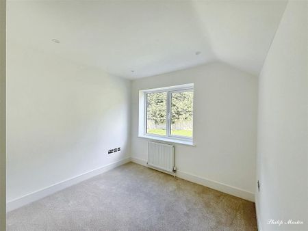 5 bedroom detached house to rent - Photo 2