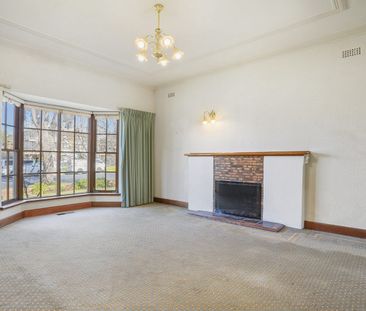 Charming Beachside Family Home in Prime Mentone Location - Photo 1