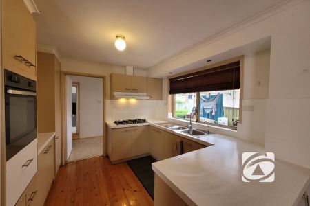 PERFECTLY LOCATED FAMILY HOME - Photo 4