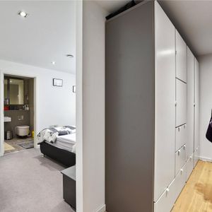 3 bedroom flat in London - Photo 3