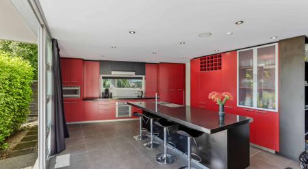 Architectural Masterpiece Overlooking the Lagoon - Photo 3