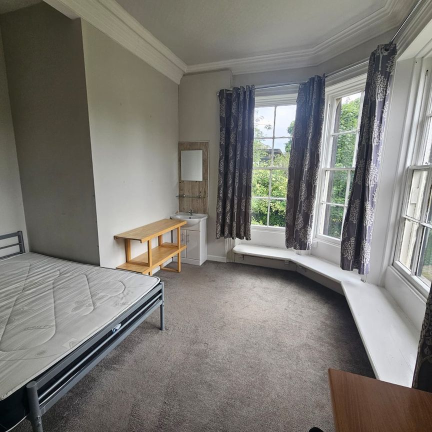 4 Bed - Flat 3, 1 North Grange Road, Headingley, Leeds - LS6 2BR - Student - Photo 1