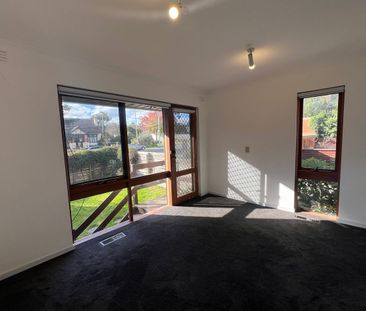 BRIGHT TOWNHOUSE IN A GREAT LOCATION! - Photo 3