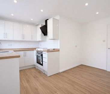 3 bedroom flat to rent - Photo 4
