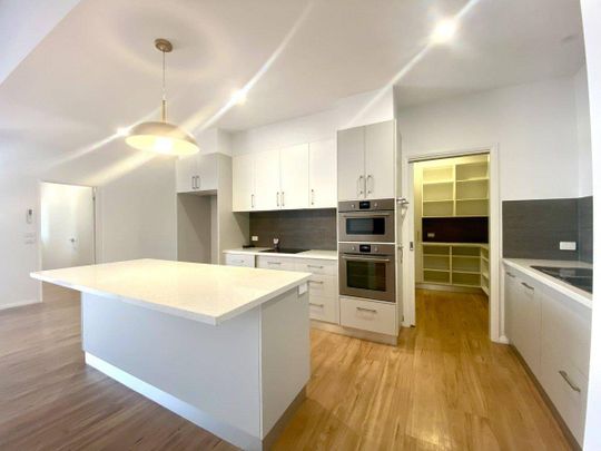 Modern lifestyle with sophisticated living. - Photo 1